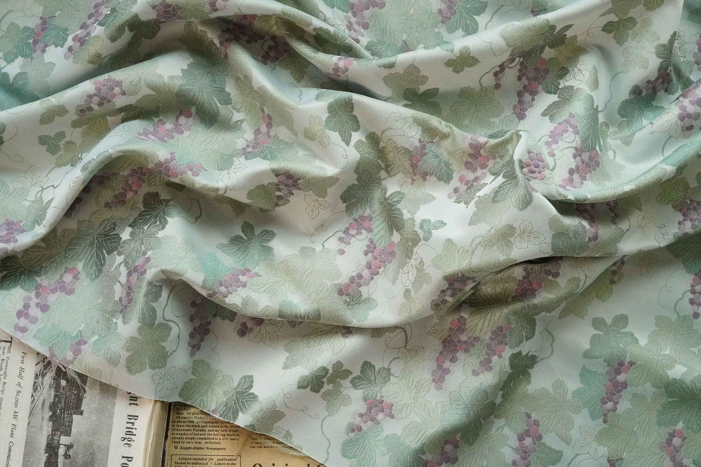 Tissu jacquard raisin : polyester gaufré doré et bronzé
