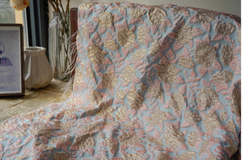 Tissu jacquard floral à fil doré : texture 3D, largeur 160 cm, ameublement et confection