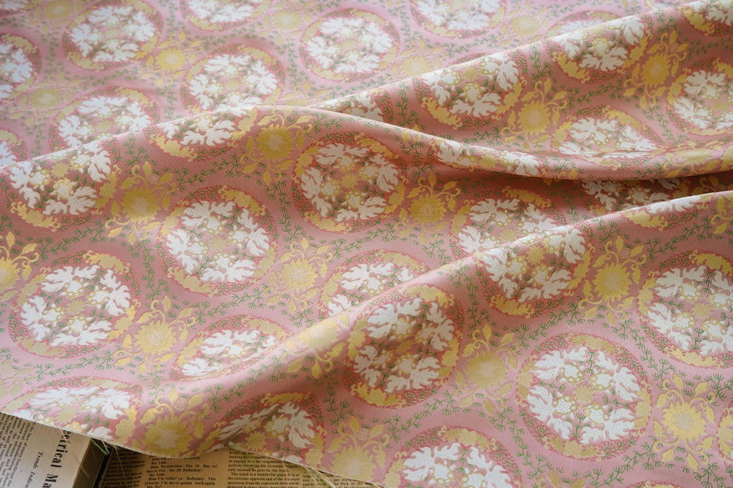 Tissu jacquard à fil doré : motif poisson et lotus en relief, largeur 140 cm