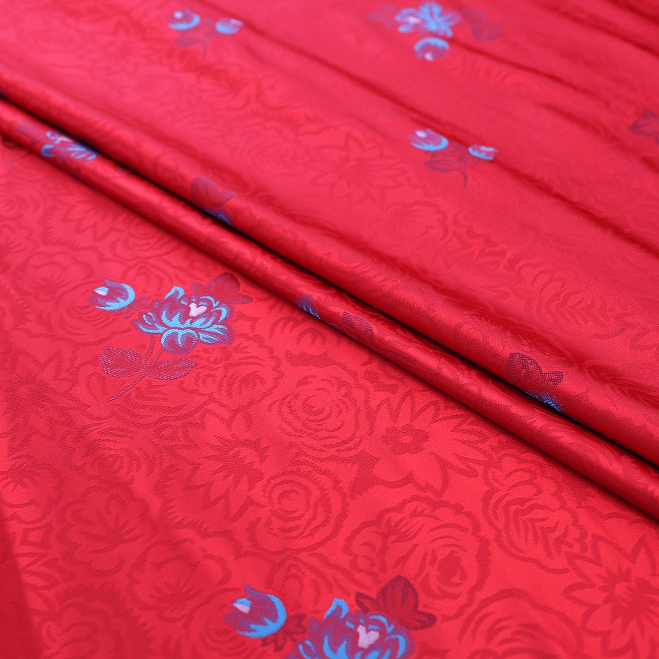 Tissu brocart de nylon à roses rouges : confection de robes Cheongsam, matelassage – au mètre