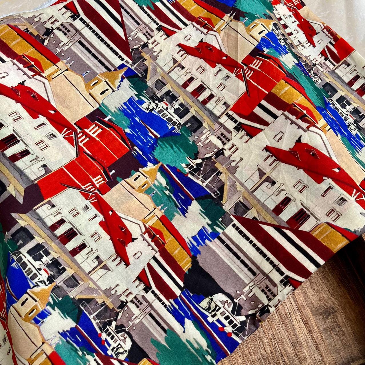 Tissu en coton des années 1960 : imprimé village côtier, 150 cm de large