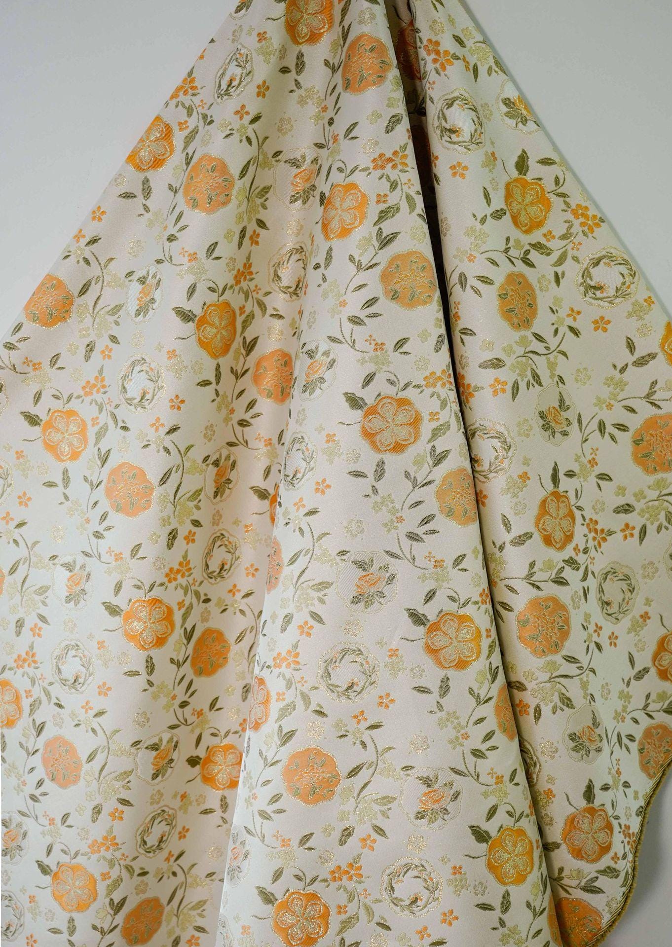 Tissu brocart champagne à motif floral : jacquard chinois, largeur 150 cm