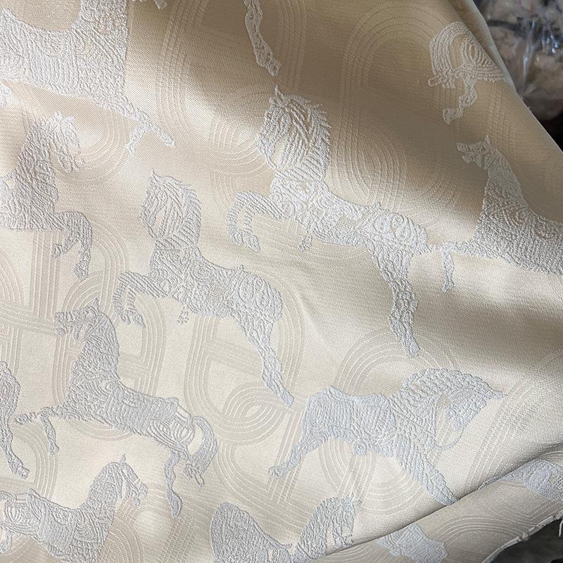 Tissu d'ameublement jacquard chenille Royal Horse ��� Rideaux couleur crème blé (Par The
