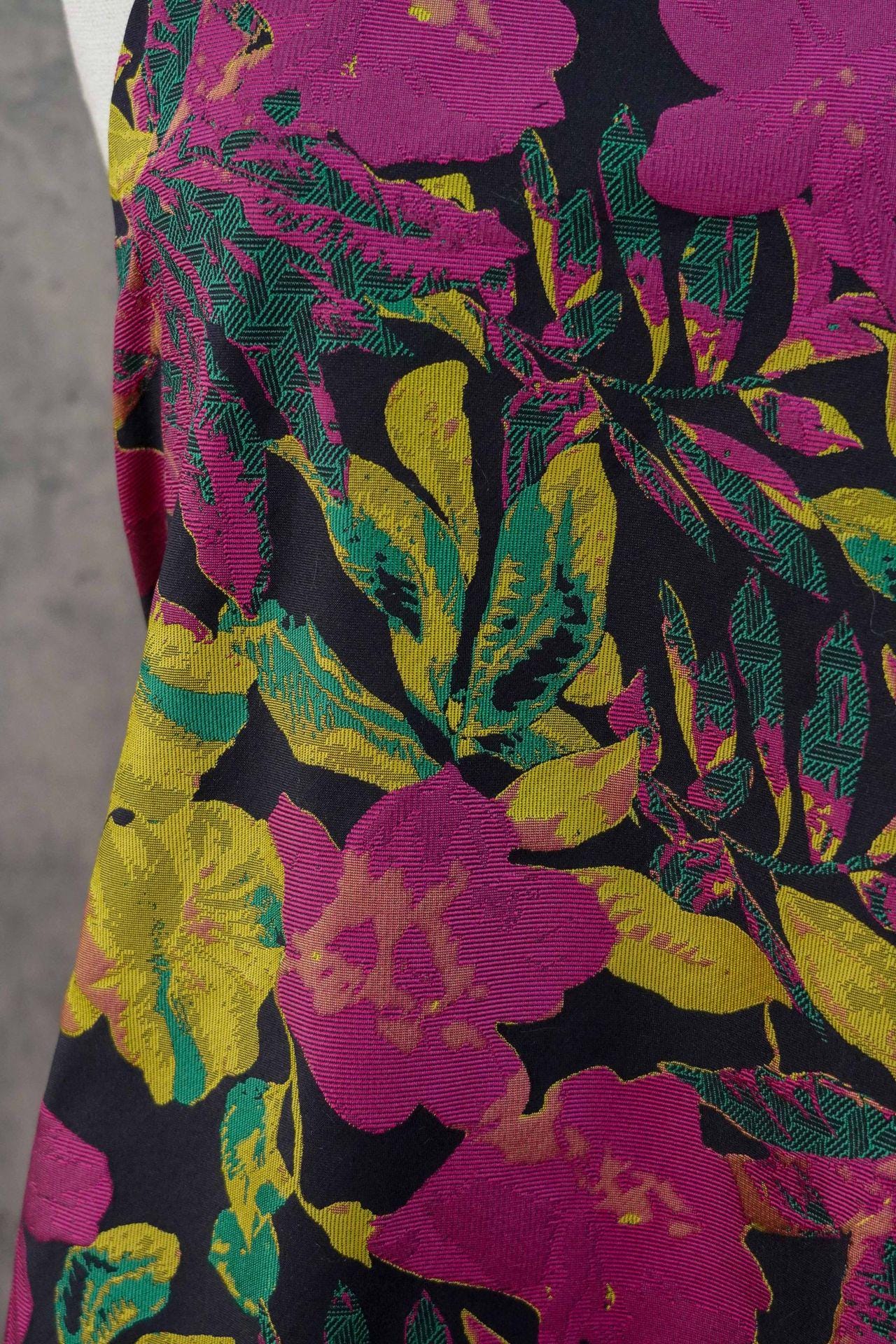 Tissu jacquard floral en relief : tissu pour gilet style vintage, 140 cm de large