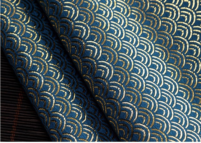 Tissu brocart floral : motif romantique français à écailles de poisson, mélange de soie et de rayonne
