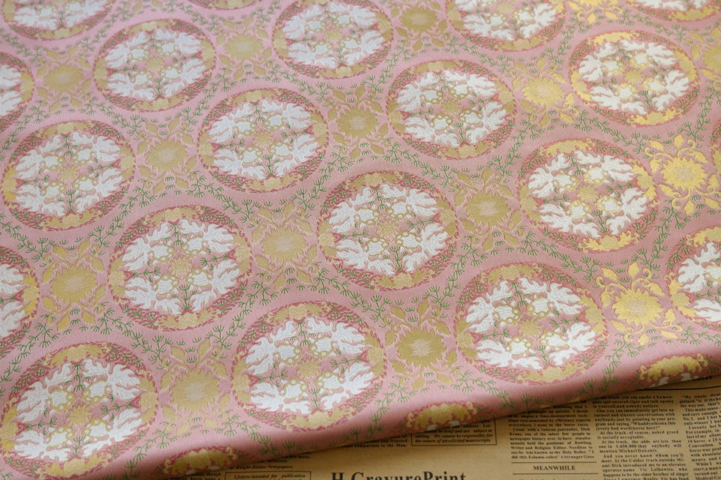 Tissu jacquard à fil doré : motif poisson et lotus en relief, largeur 140 cm
