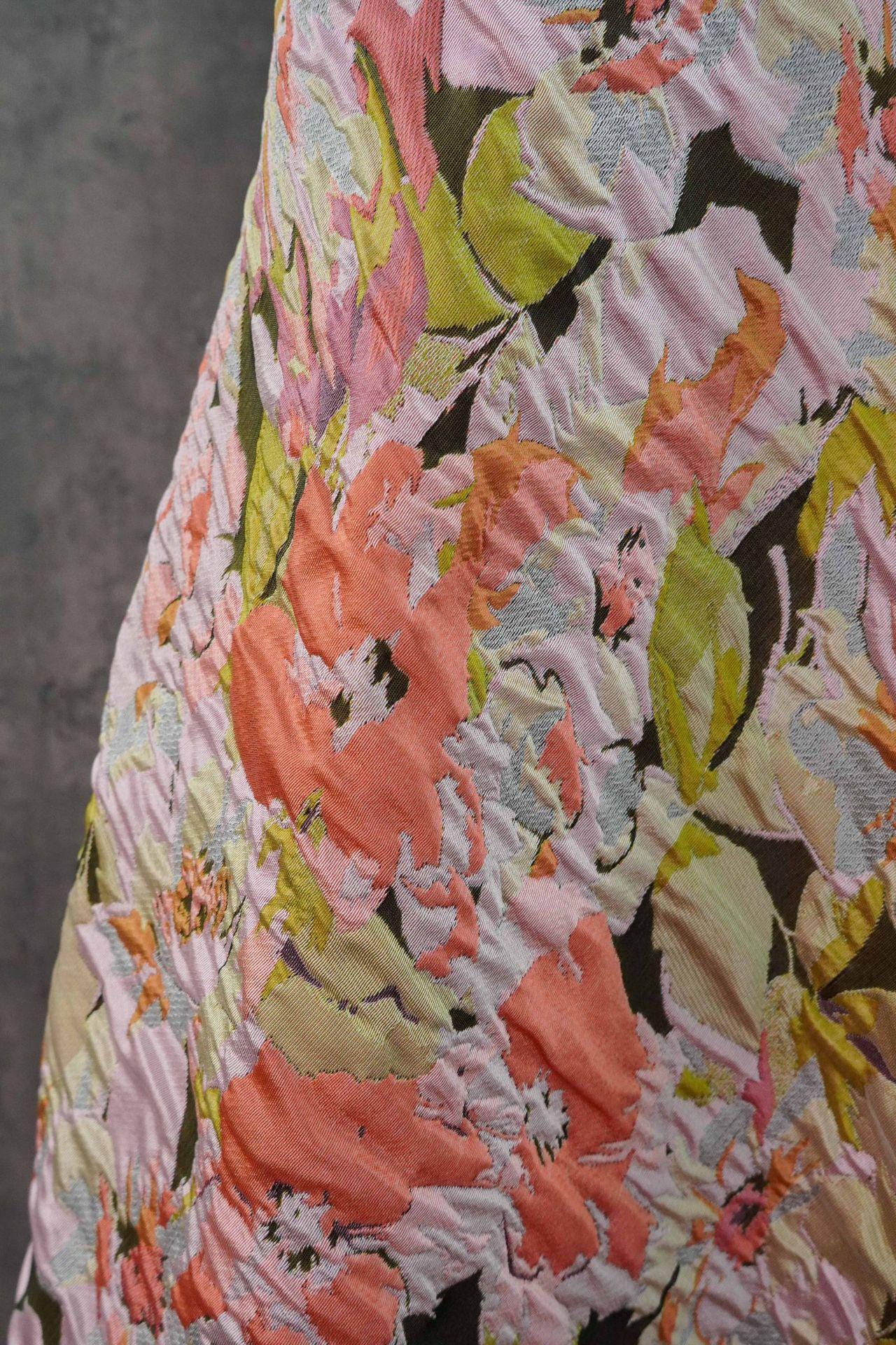 Tissu jacquard à motifs floraux en relief : Matière pour robe champêtre romantique