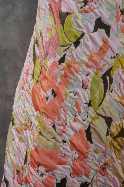 Tissu jacquard à motifs floraux en relief : Matière pour robe champêtre romantique