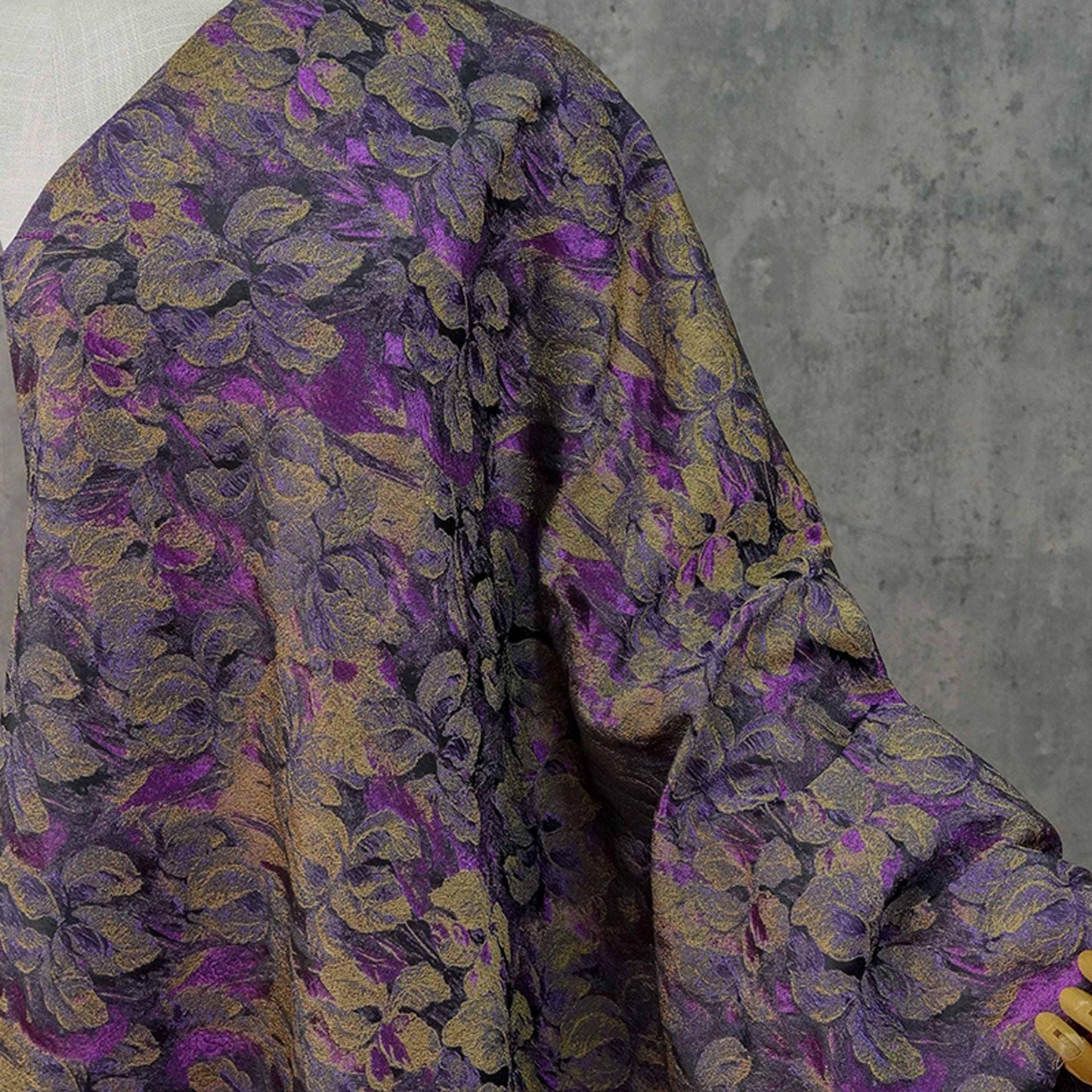 Tissu jacquard à motif floral : fil de rayonne doré, largeur 160 cm, pour matelassage d’ameublement