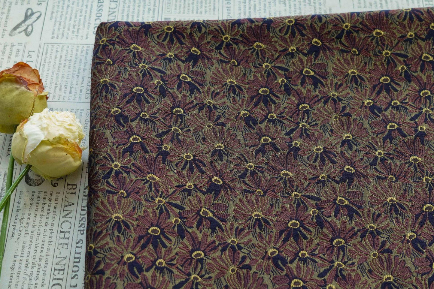 Tissu jacquard à motif marguerite vintage : Mélange de coton pour ameublement style campagne