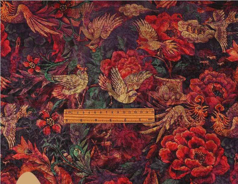 Tissu imprimé floral rouge et oiseaux : mélange de polyester soyeux et d’élasthanne, 150 cm de large