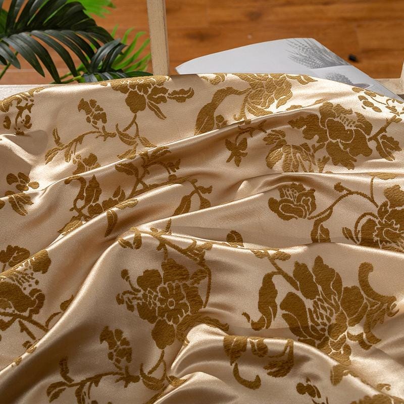 Brocart de soie brillant : motif de cuscute, largeur 147 cm (58 po) - Vendu au mètre