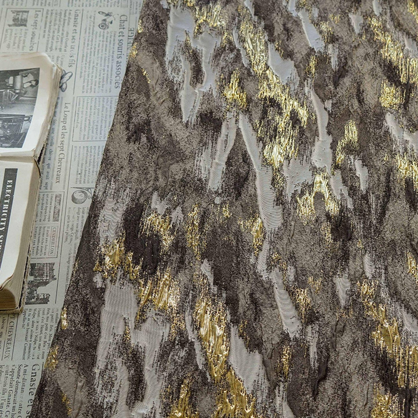 Tissu jacquard de luxe à motif écorce d'arbre en relief avec fils dorés, largeur 55 pouces