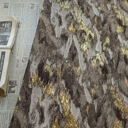 Tissu jacquard de luxe à motif écorce d'arbre en relief avec fils dorés, largeur 55 pouces