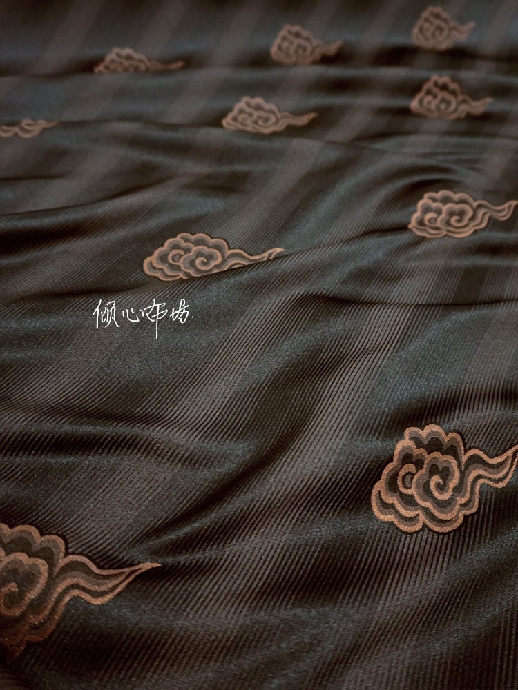 Tissu brocart nuageux : jacquard de soie et rayonne, tissu pour costumes