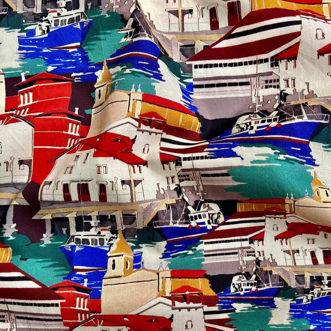 Tissu en coton des années 1960 : imprimé village côtier, 150 cm de large