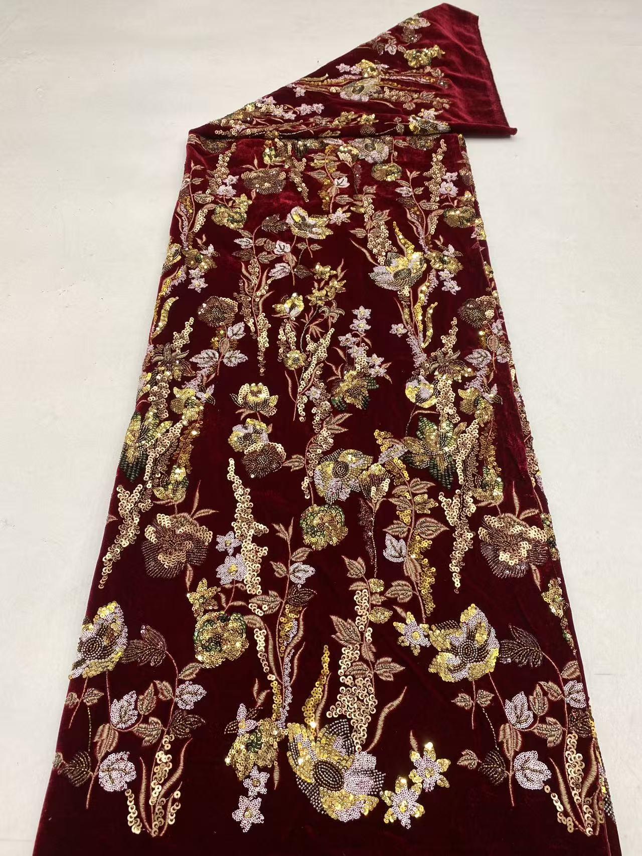 Tissu velours brodé à motifs floraux ���� Paillettes et perles" large