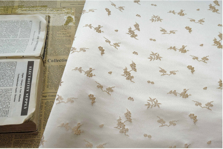 Tissu jacquard satiné ivoire : motif fleurs de prunier en relief, tissé, 165 cm de large