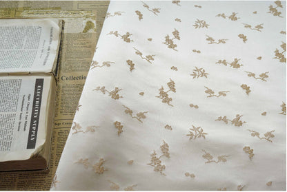 Tissu jacquard satiné ivoire : motif fleurs de prunier en relief, tissé, 165 cm de large