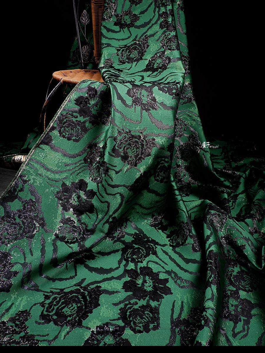 Tissu jacquard vert gaufré : polyester de luxe pour l’ameublement, les rideaux et la couture