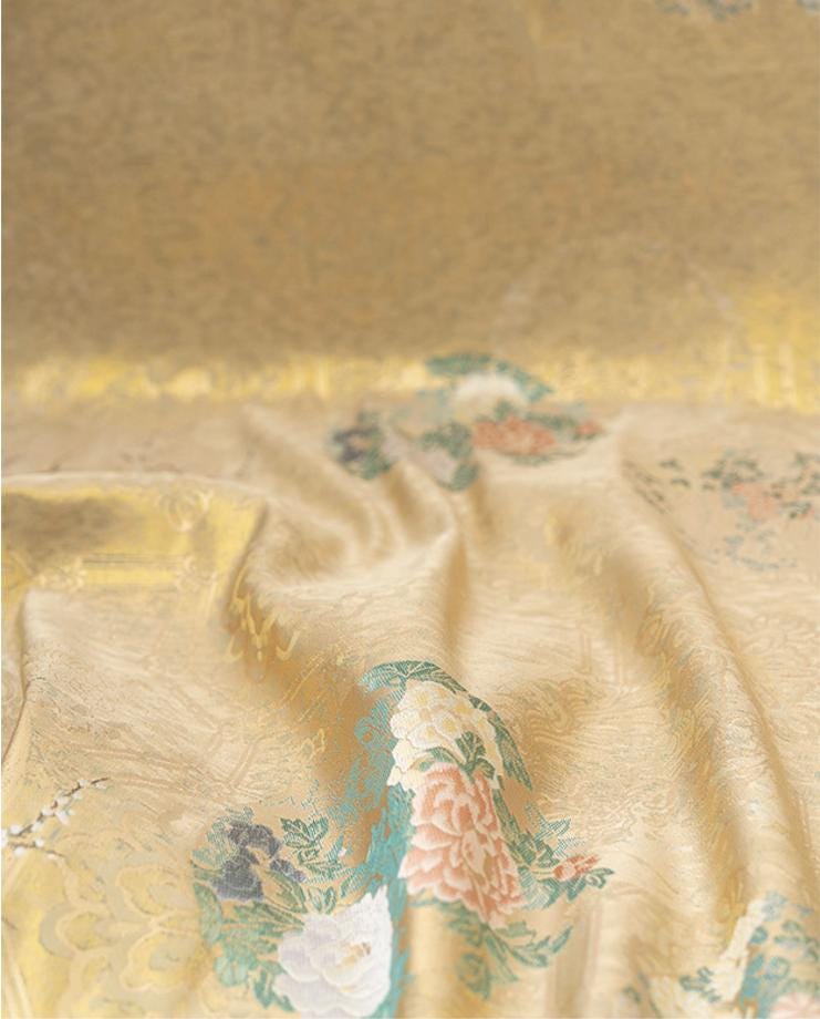 Tissu brocart japonais Nishijin : satin jacquard floral (59 pouces de large)