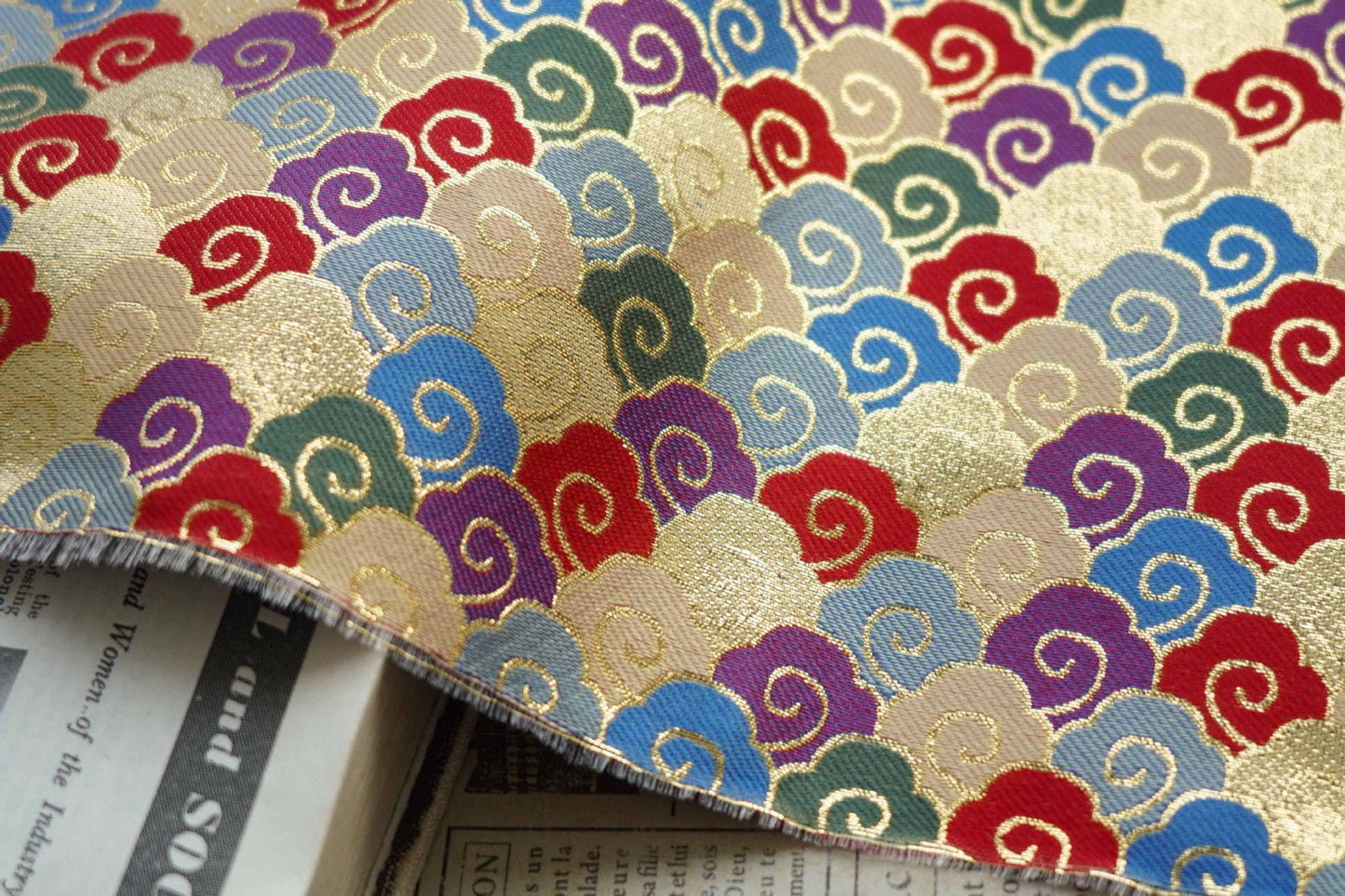 Tissu jacquard à fil doré : Nuage porte-bonheur 3D, pour l’ameublement, les costumes et la couture - 142 cm de large