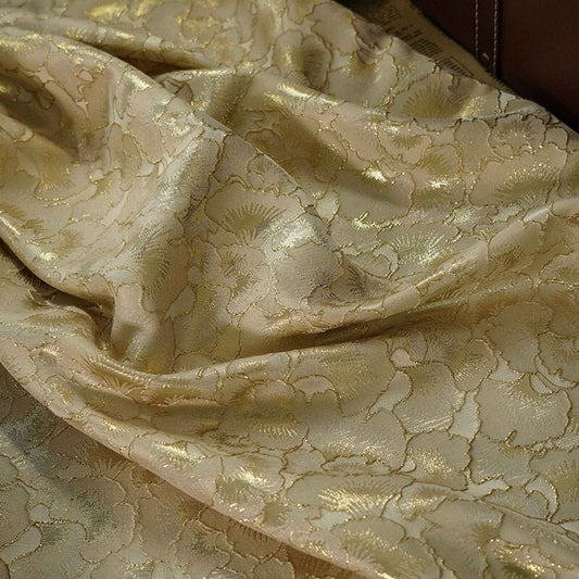 Tissu jacquard Ginkgo doré : Satin beige pour robe de costume (59"L)
