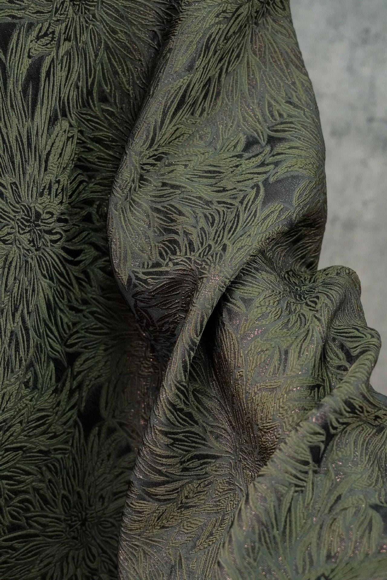Tissu jacquard floral en relief : matériau d'ameublement de 140 cm de large
