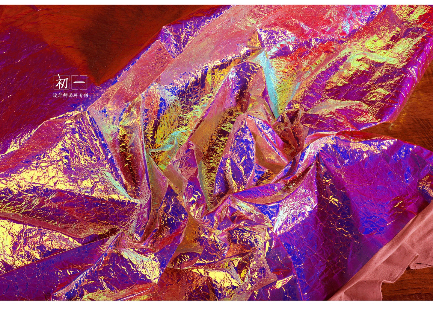 Tissu TPU irisé : texture froissée laser Symphony, 135 cm de large