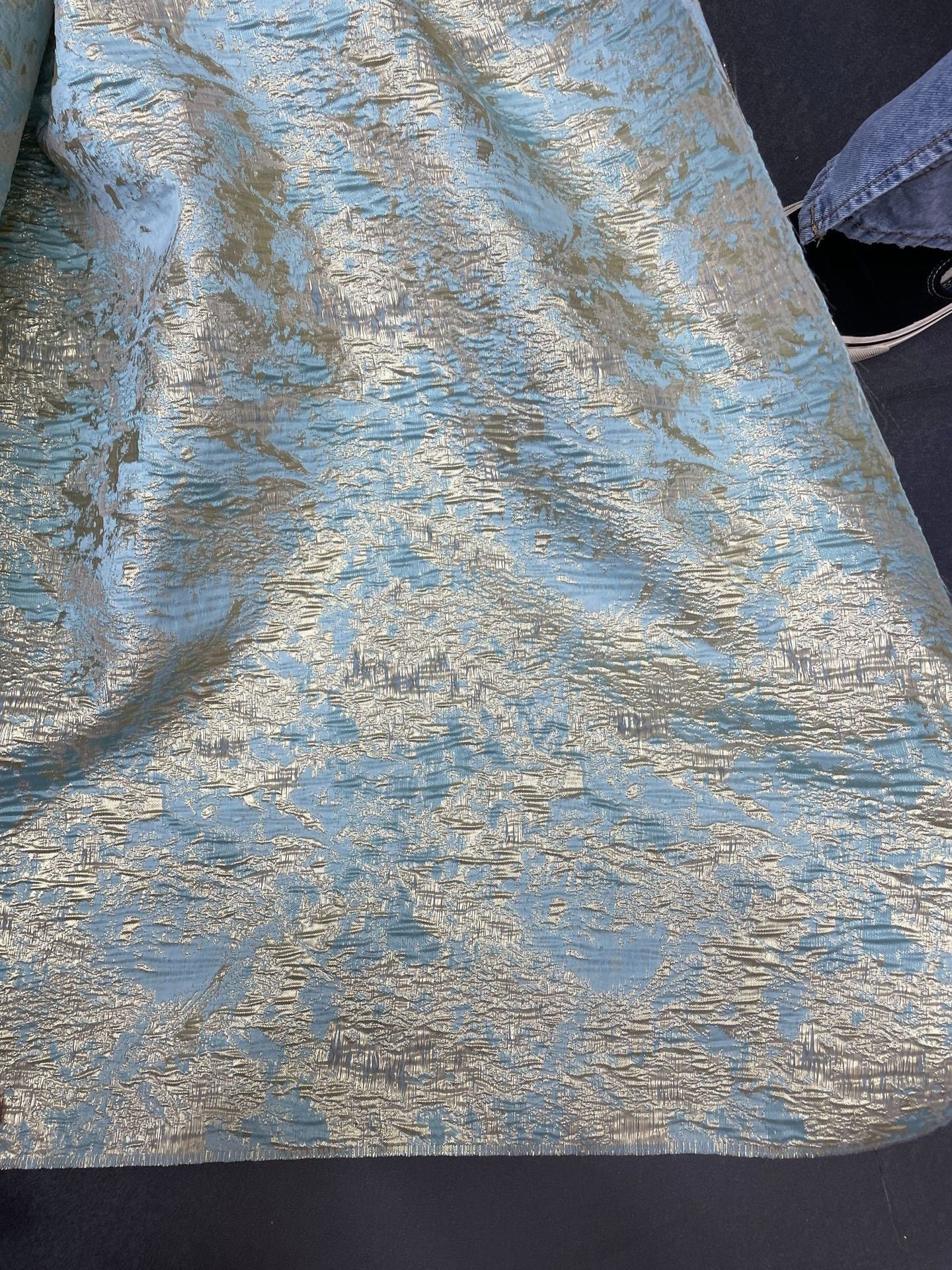 Tissu brocart métallisé : Jacquard damassé de 132 cm de large avec fil d'or