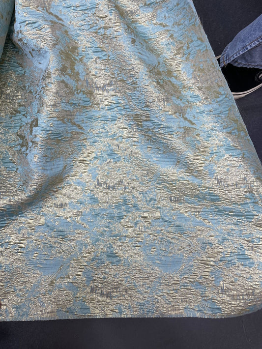 Tissu brocart métallisé : Jacquard damassé de 132 cm de large avec fil d'or