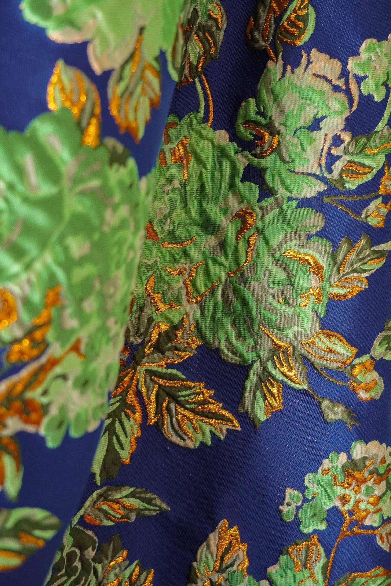Tissu jacquard floral à fils dorés : revêtement d'ameublement design vert et bleu - 140 cm de large