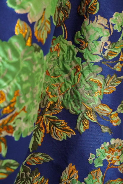 Tissu jacquard floral à fils dorés : revêtement d'ameublement design vert et bleu - 140 cm de large