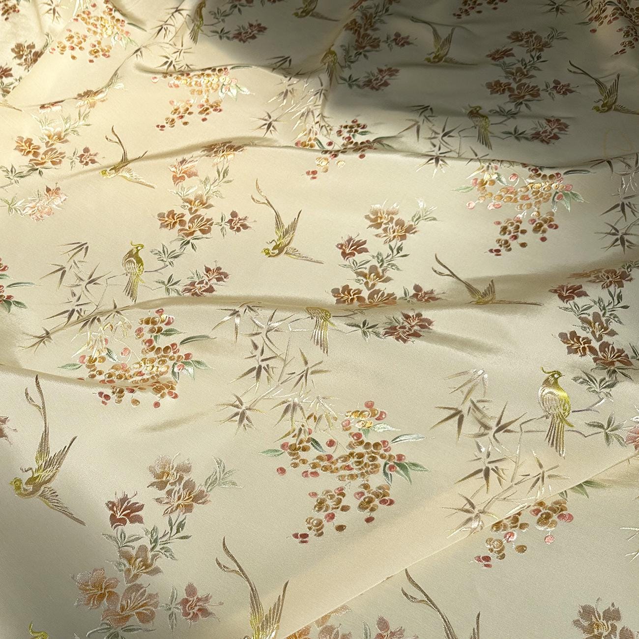 Tissu jacquard damassé à fil d'or : brocart à motifs d'oiseaux et de fleurs (59 po de largeur)