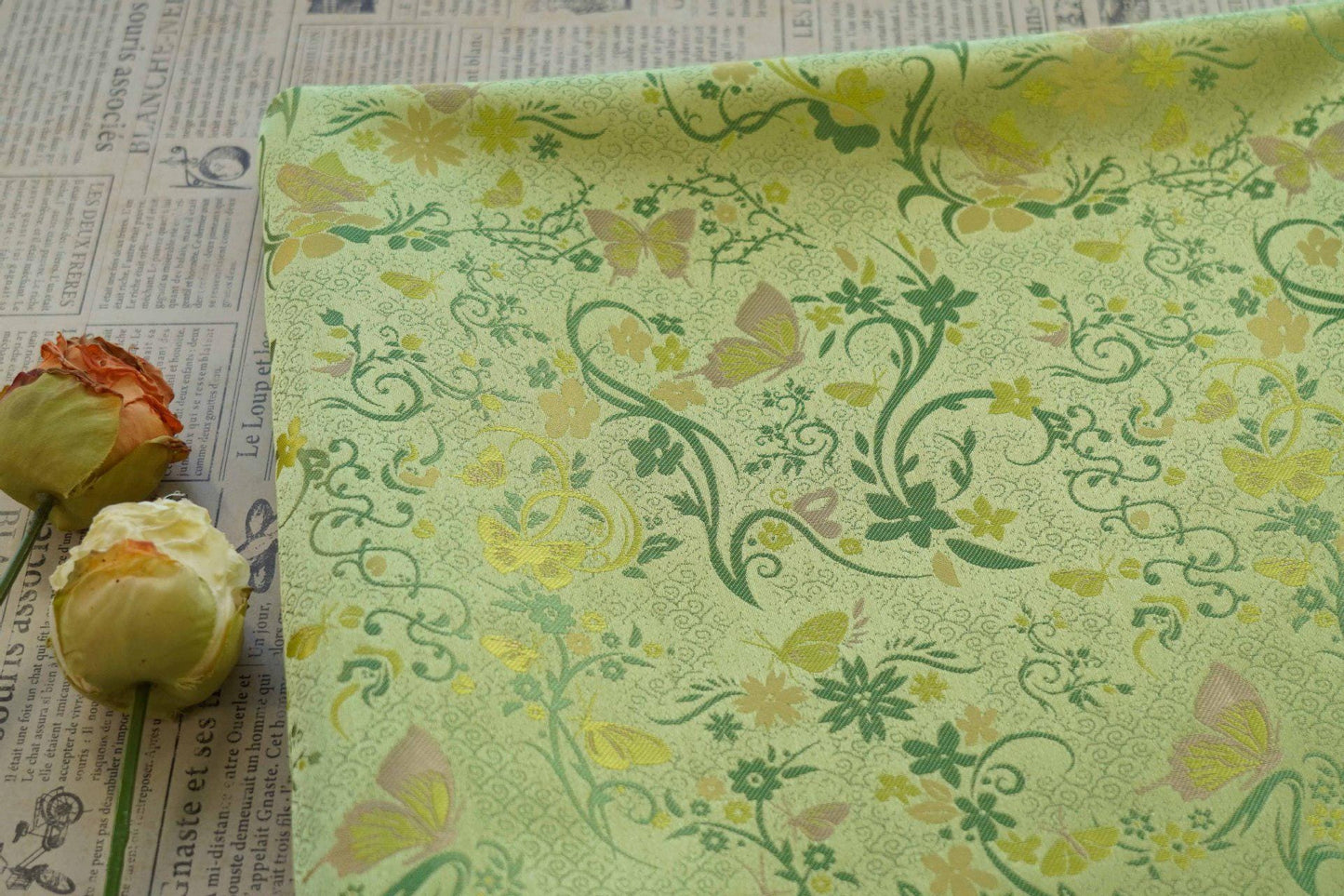 Tissu brocart papillon vert printemps : jacquard polyester de 165 cm de large