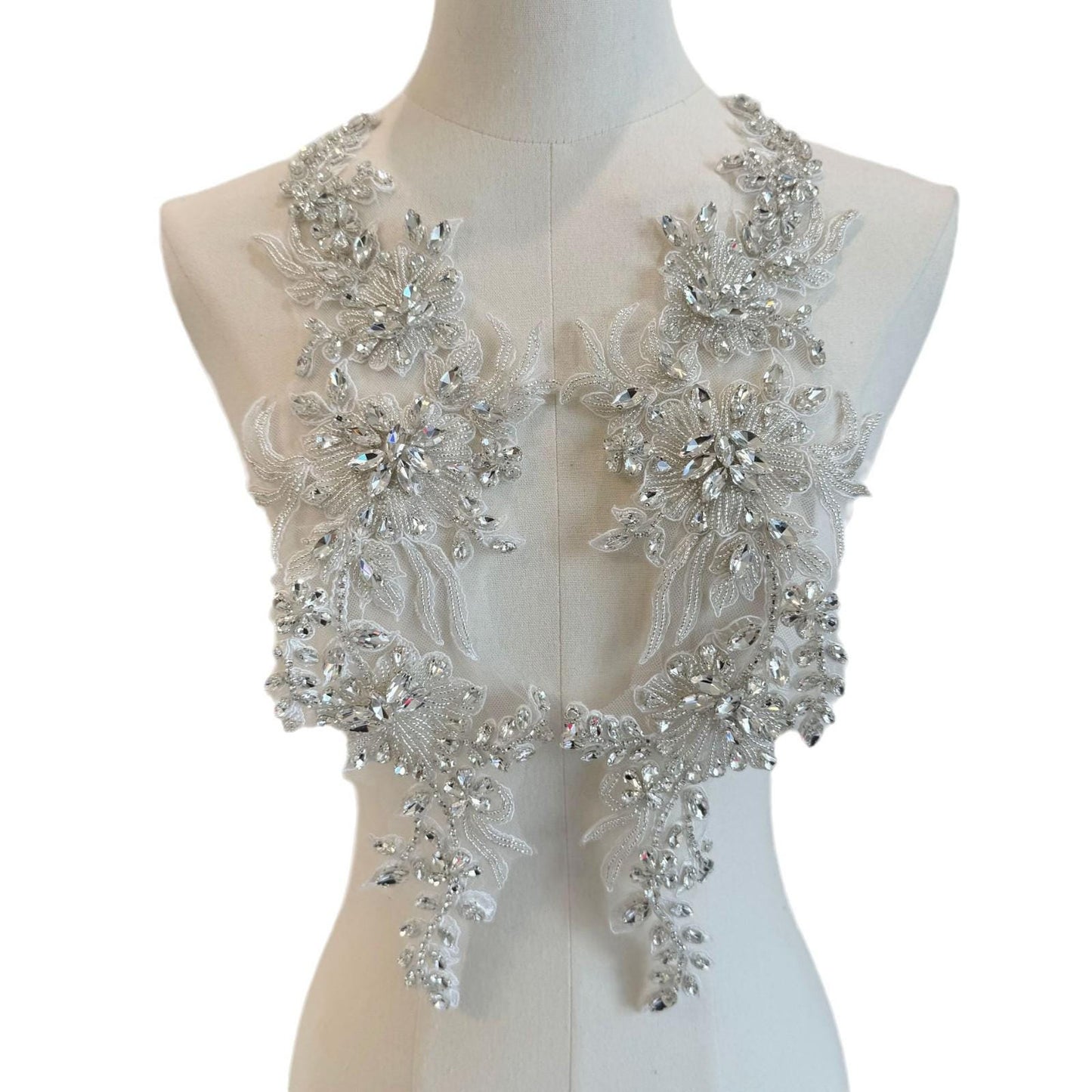 Appliqué de diamants cousu à la main : accessoire pour robe de mariée