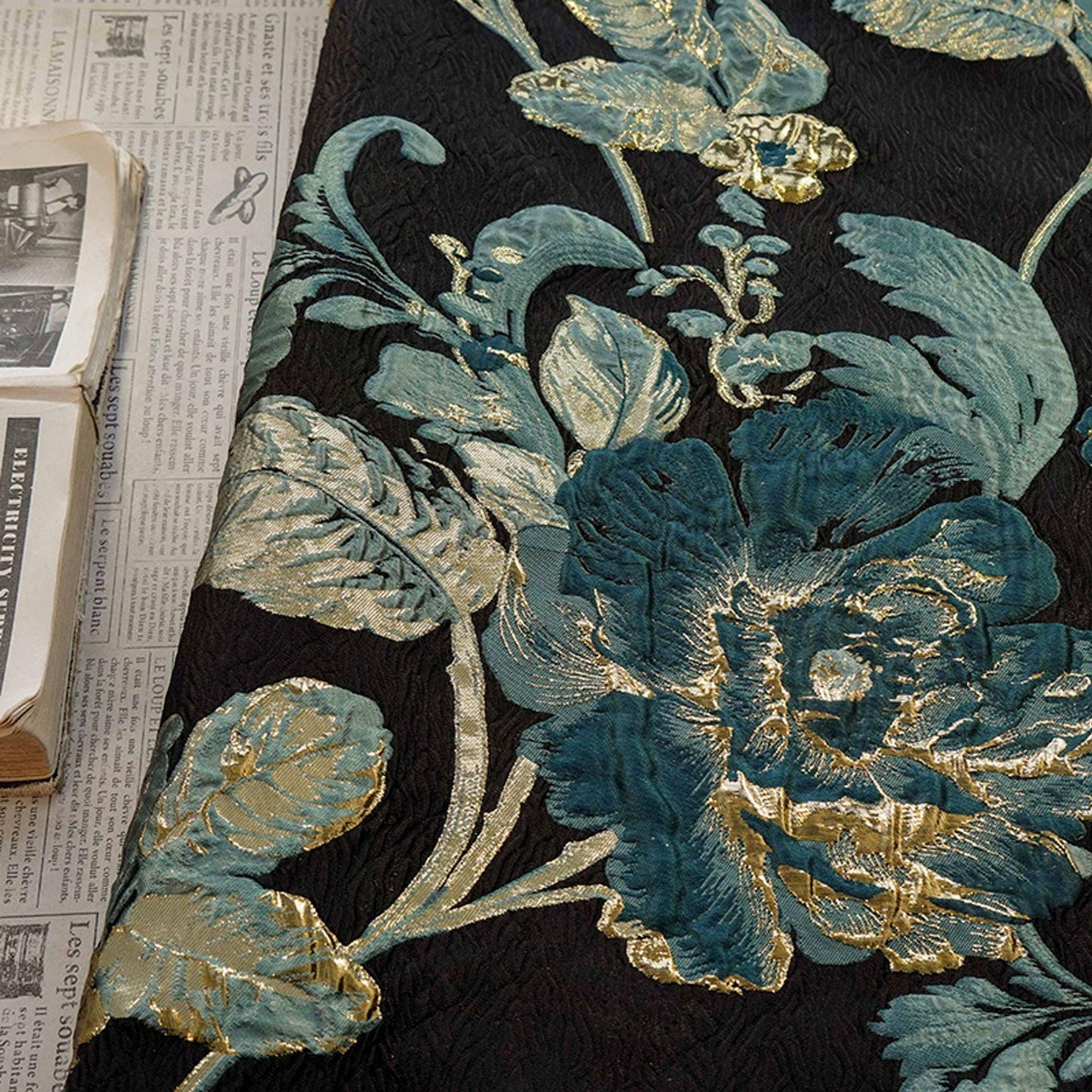 Tissu jacquard floral vintage ��� Métallisé en relief 3D 3"W