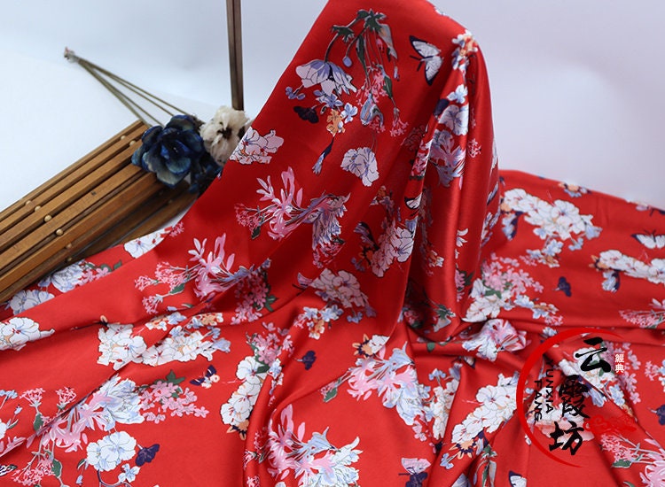 Tissu satiné imprimé floral : matière polyester douce, largeur 150 cm
