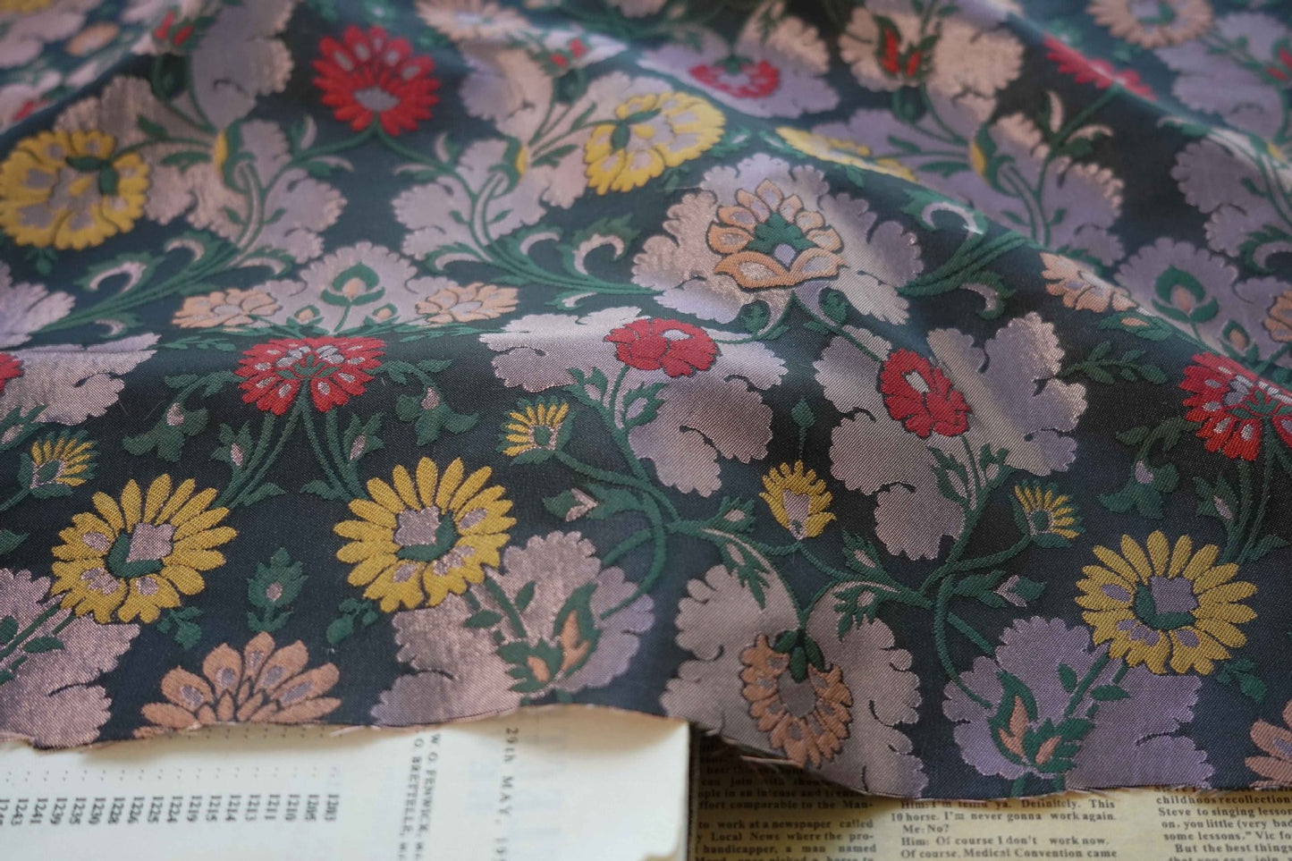 Tissu jacquard à motif floral : polyester texturé 3D, largeur 142 cm