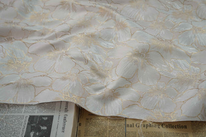 Tissu jacquard à broderie florale dorée : 162,5 cm de large. Idéal pour l’ameublement, les costumes et les rideaux. Vendu au mètre.
