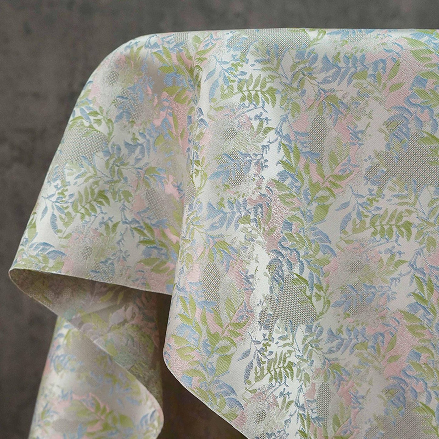 Tissu brocart magnolia gris clair : couture de cheongsam chinois et de robe tibétaine