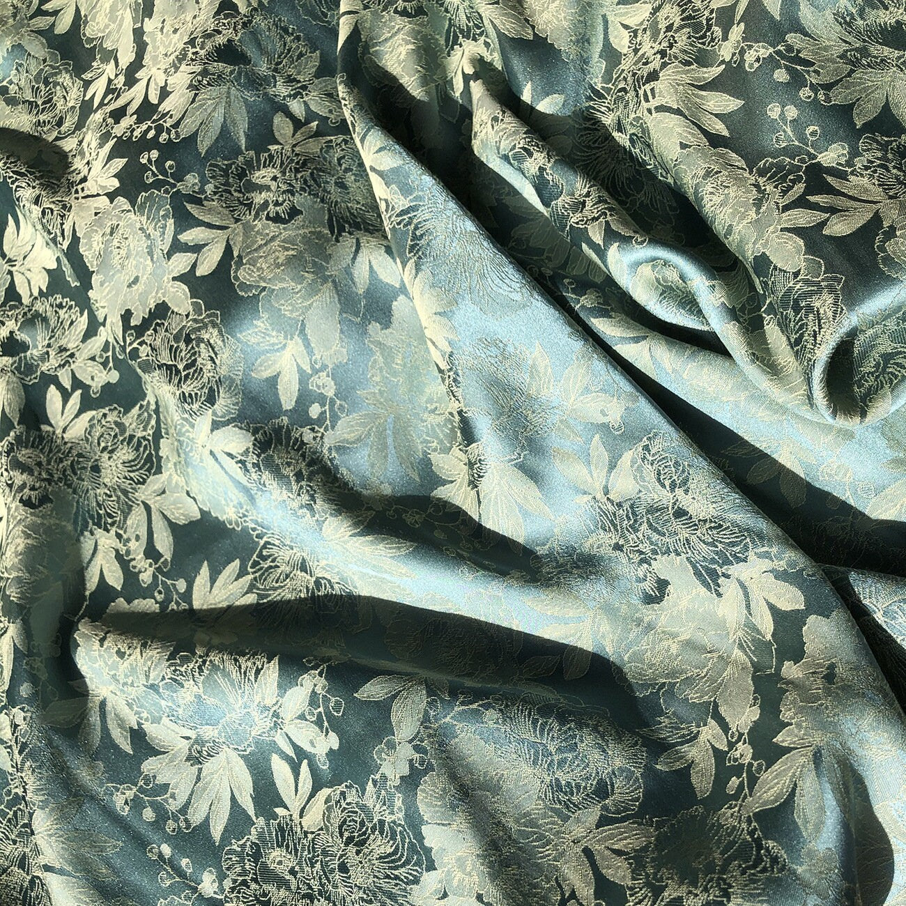 Tissu jacquard pivoine : 145 cm de large, mélange coton-rayonne, pour ameublement et costumes.