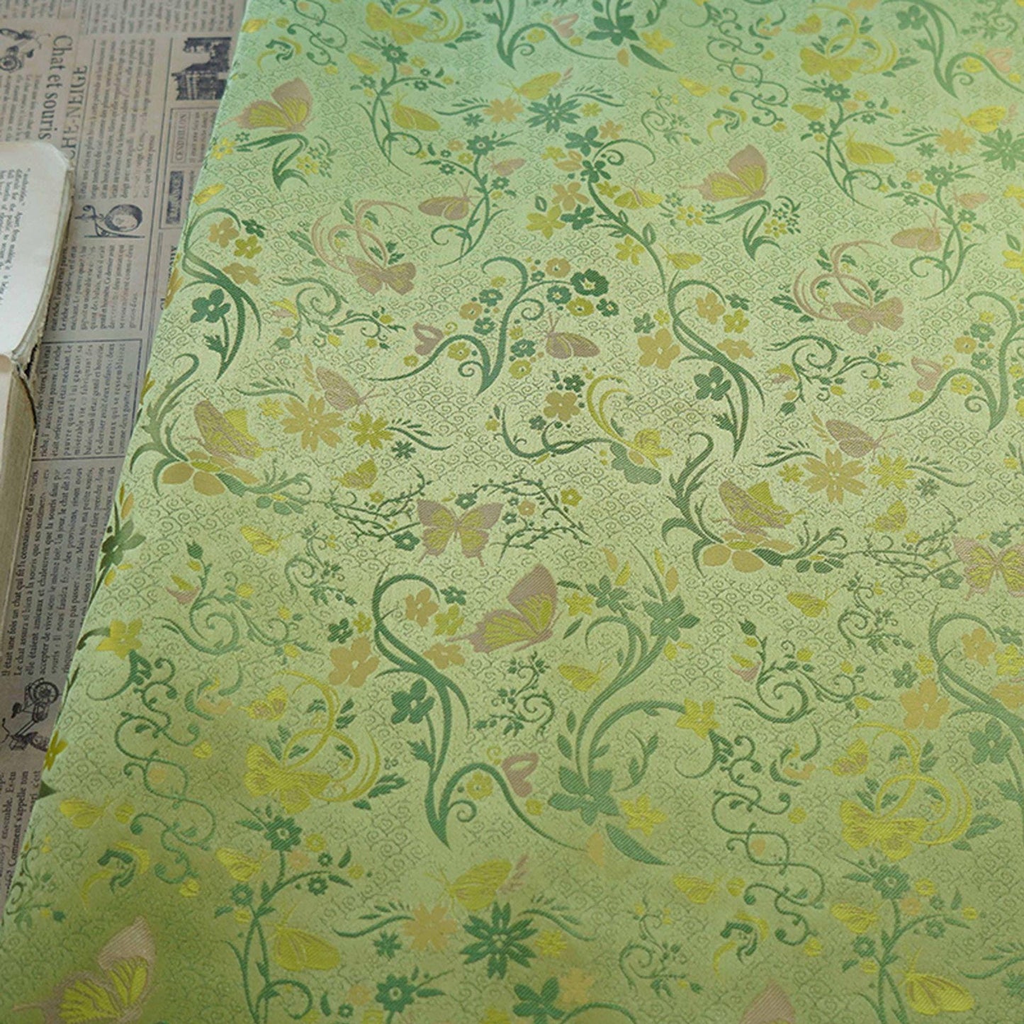 Tissu brocart papillon vert printemps : jacquard polyester de 165 cm de large