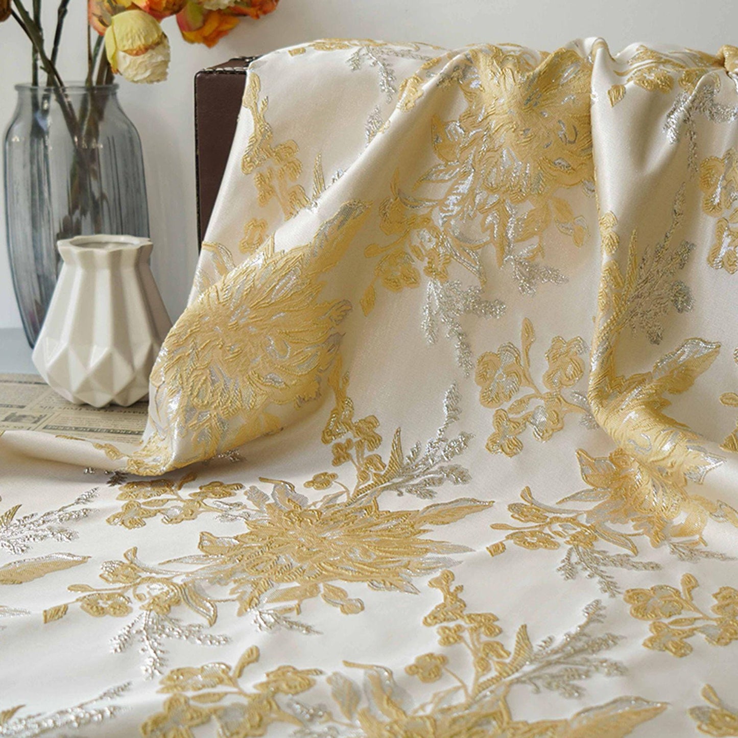 Tissu jacquard à motif floral : texture 3D à fil argenté, largeur 135 cm