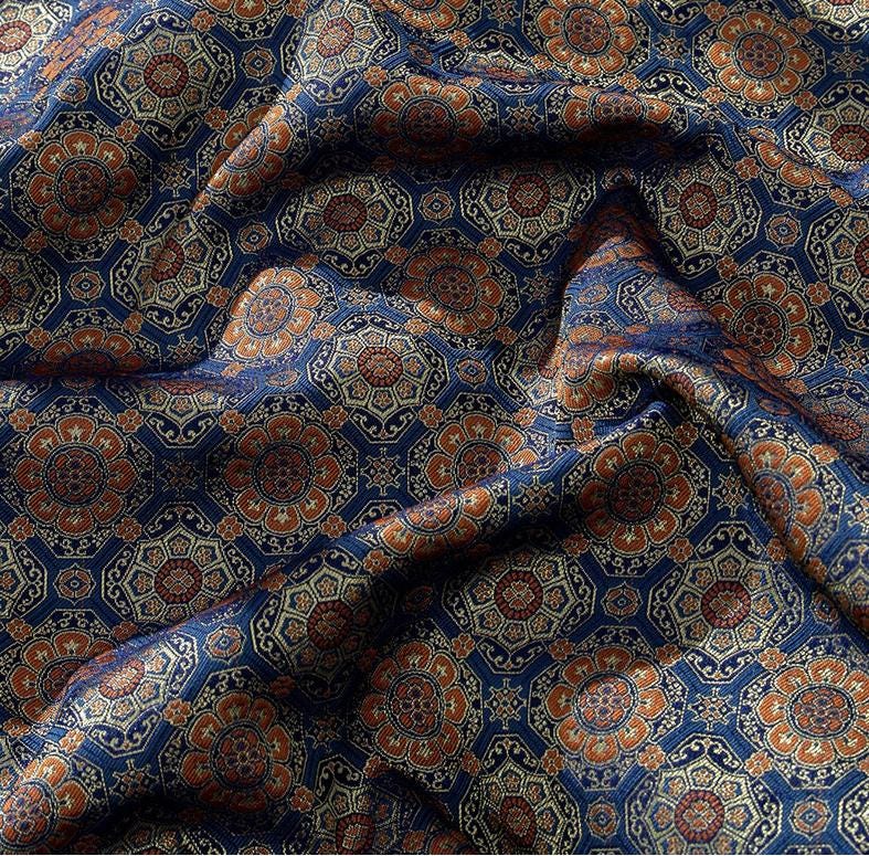 Tissu brocart Chant Bleu : Mélange de soie et rayonne Totem Japonais (59"L)