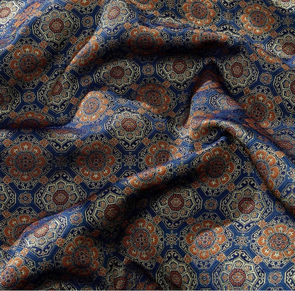 Tissu brocart Chant Bleu : Mélange de soie et rayonne Totem Japonais (59"L)