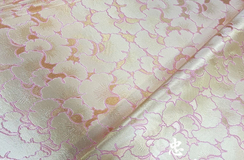 Tissu brocart rose Ginkgo Biloba : damas tissé réversible, 1 mètre