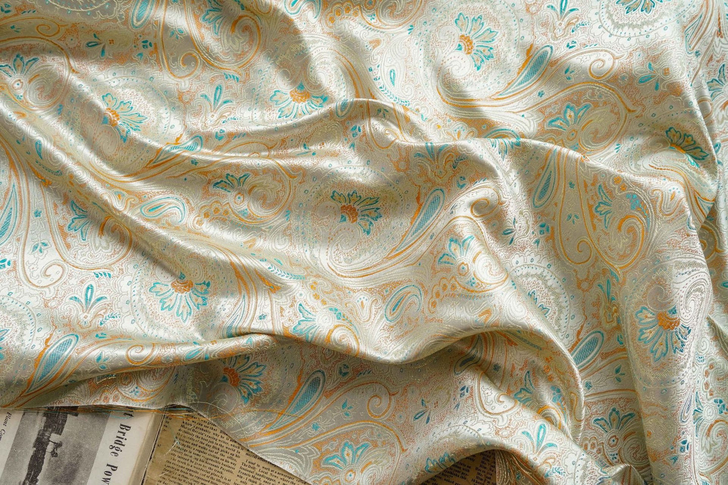 Tissu brocart Queue de Phénix : matériau de couture en rayonne de 150 cm de large