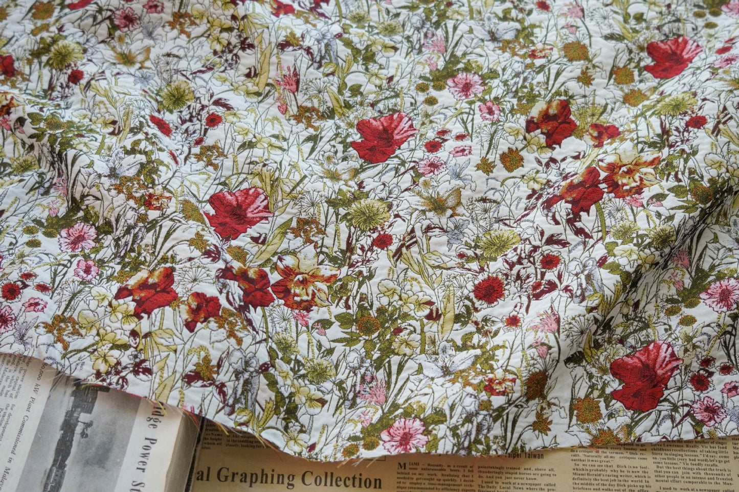 Tissu jacquard floral japonais : tissu d’ameublement tissé en relief, pour costumes et décoration (150 cm de large)
