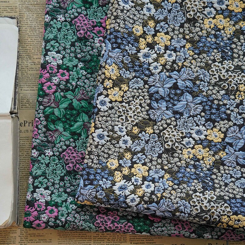Tissu jacquard à motif floral : polyester texturé 3D, largeur 150 cm